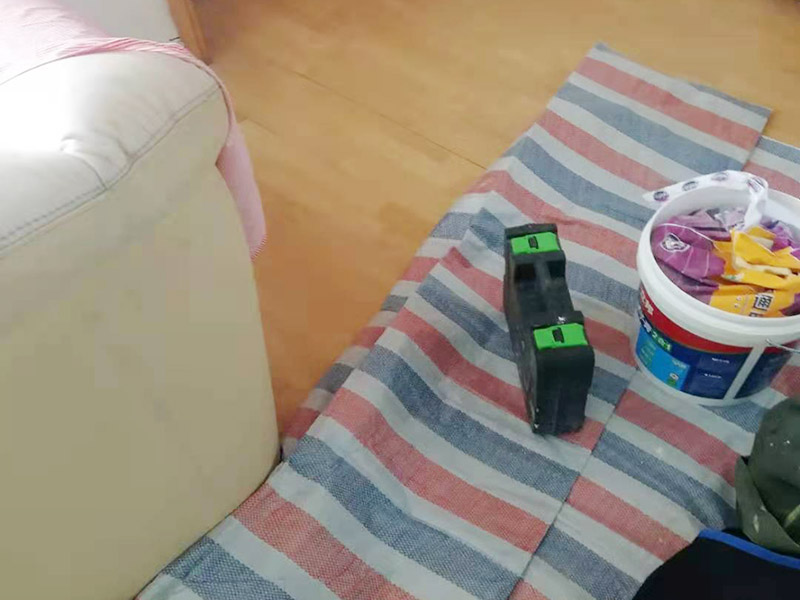 吊頂維修安裝：進行吊頂高度的精確測量，都是裝修吊頂?shù)牧鞒讨信旁谑孜坏牟襟E。具體的操作方法就是先準備好一個卷尺，然后標清楚所在房屋的高水平線，以豎向測量的方式，來確認標高，繼而用彈線把龍骨從頂板的位置彈出來，完成這一步后，不要忘了用這種方法在墻壁的位置確定頂棚區(qū)域的標高水平線。做好了樓層和墻壁等處需要標高之后，裝修吊頂?shù)牧鞒痰南乱画h(huán)節(jié)就是主龍骨吊桿的安裝了。