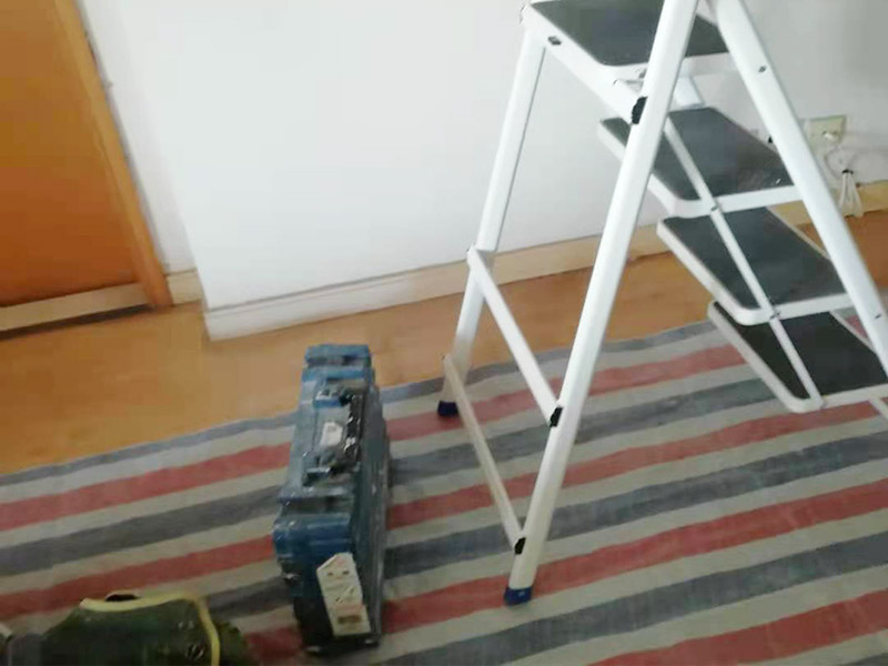 吊頂維修安裝：進行吊頂高度的精確測量，都是裝修吊頂?shù)牧鞒讨信旁谑孜坏牟襟E。具體的操作方法就是先準備好一個卷尺，然后標清楚所在房屋的高水平線，以豎向測量的方式，來確認標高，繼而用彈線把龍骨從頂板的位置彈出來，完成這一步后，不要忘了用這種方法在墻壁的位置確定頂棚區(qū)域的標高水平線。做好了樓層和墻壁等處需要標高之后，裝修吊頂?shù)牧鞒痰南乱画h(huán)節(jié)就是主龍骨吊桿的安裝了。