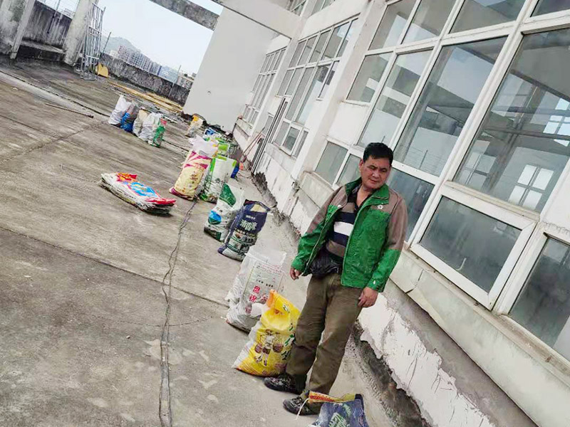 屋頂鏟除建渣裝袋：涂膜防水層依附于基層，基層質(zhì)量好壞，直接影響防水涂膜的質(zhì)量。因而在涂膜施工前，應(yīng)對(duì)基層進(jìn)行認(rèn)真的檢查和必要的處理，使之達(dá)到涂膜施工的要求。涂料的涂布應(yīng)采取“先高后低、先遠(yuǎn)后近、先立面后平面”的施工順序。同一屋面上先涂布排水比較集中的水落口、天溝、檐口等節(jié)點(diǎn)部位，再進(jìn)行大面積的涂布。