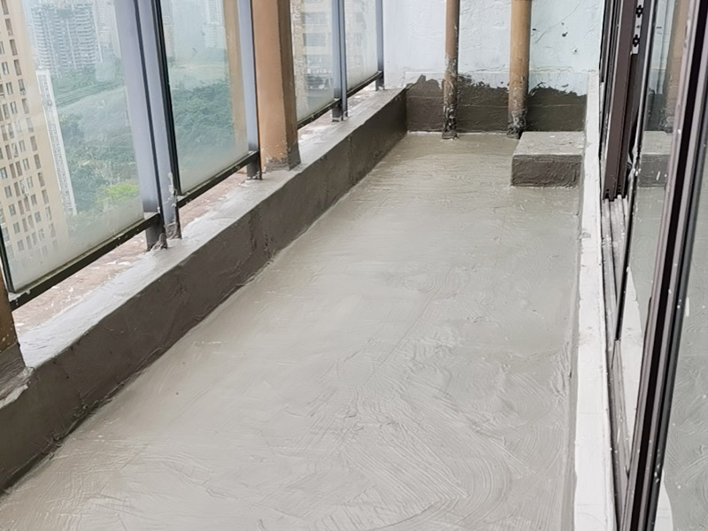 陽臺防水找平：首先為陽臺封裝防水，由于是防水工作的第一道防線，因此是千萬不可馬虎的，在做陽臺封裝時，在選材方面就需要選擇防水防潮的材料，在施工過程中應(yīng)注意做好密閉，若沒有做好封裝的話，陽臺的防水將會大打折扣。陽臺地面防水的做法與衛(wèi)生間做防水的做法差不多，都是從找平基層開始，再到涂上防水層、鋪上防水材料，最后對地面進(jìn)行檢驗，鋪設(shè)地面等。這里需要注意的是，陽臺的防水層完成之后一定要與室內(nèi)地面具有一定的高度差，最好低于室內(nèi)地面2-3cm的高度。