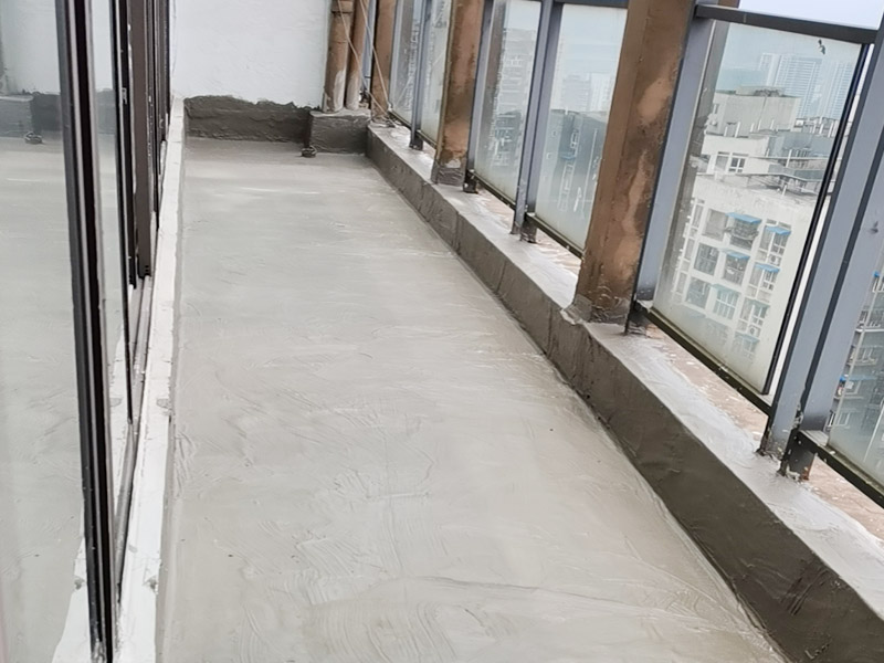 陽臺防水找平：首先為陽臺封裝防水，由于是防水工作的第一道防線，因此是千萬不可馬虎的，在做陽臺封裝時，在選材方面就需要選擇防水防潮的材料，在施工過程中應(yīng)注意做好密閉，若沒有做好封裝的話，陽臺的防水將會大打折扣。陽臺地面防水的做法與衛(wèi)生間做防水的做法差不多，都是從找平基層開始，再到涂上防水層、鋪上防水材料，最后對地面進(jìn)行檢驗，鋪設(shè)地面等。這里需要注意的是，陽臺的防水層完成之后一定要與室內(nèi)地面具有一定的高度差，最好低于室內(nèi)地面2-3cm的高度。