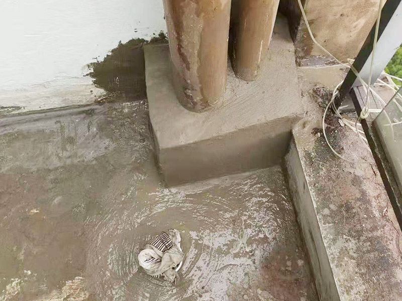 陽臺(tái)管道漏水維修：1、水管爆裂后漏水多少，一般與管內(nèi)的水壓高低有直接關(guān)系。無論水是滴漏還是噴涌而出，此時(shí)最應(yīng)做的就是立刻關(guān)閉該供水管道的閥門，并報(bào)修當(dāng)?shù)氐奈飿I(yè)部門。 2、用修補(bǔ)水管的專用膠布捆住水管的損毀部分。 3、另外也可以用玻璃纖維膠布或環(huán)氣樹脂黏劑修補(bǔ)水管的裂縫。 4、如果水管爆裂情況嚴(yán)重，可以用毛巾包裹住水管的破裂部分，這樣既可以阻止水流四處噴射，也可以將水流引入放置好的水桶中，以免造成巨大浪費(fèi)。同時(shí)關(guān)閉住戶內(nèi)總水管的閥門，完全截留屋內(nèi)的自來水供應(yīng)。 5、如果水管爆裂的原因是管道過于陳舊，應(yīng)及時(shí)找水管工人進(jìn)行檢查和修理。 你要先保證陽臺(tái)窗邊和周邊墻面需打膠的地方?jīng)]有一些雜物,這樣才能用結(jié)構(gòu)膠封堵縫隙,用膠嘴的斜面打出膠的弧狀面,以達(dá)到不存水和密封的效果。建議用剛性防水材料來處理,這樣既能防水,還能再上面走動(dòng);也可以考慮用玻璃膠回填縫隙,然后在上面用水泥鋪上,壓實(shí)后,刷上原來的漆,這樣是比較簡(jiǎn)單的,防滲水用到的材料一定防水性比較強(qiáng)的。