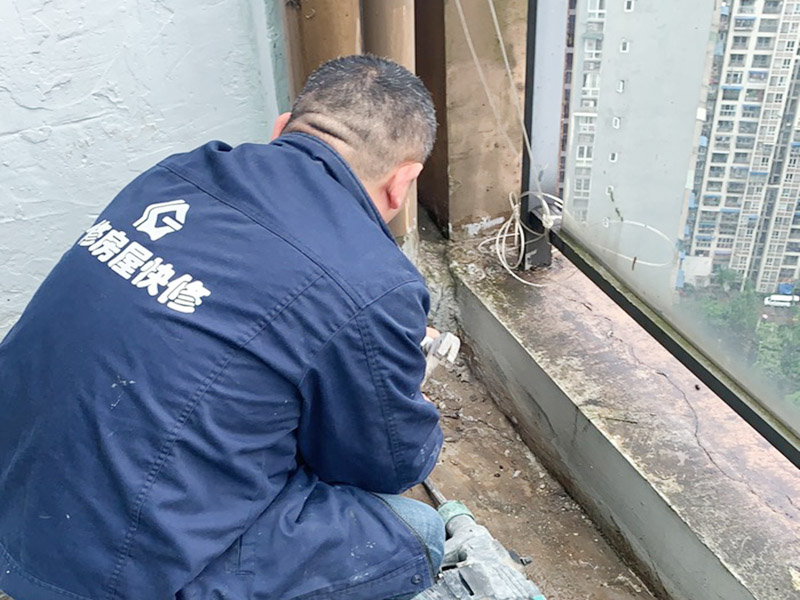 陽臺(tái)管道漏水維修：1、水管爆裂后漏水多少，一般與管內(nèi)的水壓高低有直接關(guān)系。無論水是滴漏還是噴涌而出，此時(shí)最應(yīng)做的就是立刻關(guān)閉該供水管道的閥門，并報(bào)修當(dāng)?shù)氐奈飿I(yè)部門。 2、用修補(bǔ)水管的專用膠布捆住水管的損毀部分。 3、另外也可以用玻璃纖維膠布或環(huán)氣樹脂黏劑修補(bǔ)水管的裂縫。 4、如果水管爆裂情況嚴(yán)重，可以用毛巾包裹住水管的破裂部分，這樣既可以阻止水流四處噴射，也可以將水流引入放置好的水桶中，以免造成巨大浪費(fèi)。同時(shí)關(guān)閉住戶內(nèi)總水管的閥門，完全截留屋內(nèi)的自來水供應(yīng)。 5、如果水管爆裂的原因是管道過于陳舊，應(yīng)及時(shí)找水管工人進(jìn)行檢查和修理。 你要先保證陽臺(tái)窗邊和周邊墻面需打膠的地方?jīng)]有一些雜物,這樣才能用結(jié)構(gòu)膠封堵縫隙,用膠嘴的斜面打出膠的弧狀面,以達(dá)到不存水和密封的效果。建議用剛性防水材料來處理,這樣既能防水,還能再上面走動(dòng);也可以考慮用玻璃膠回填縫隙,然后在上面用水泥鋪上,壓實(shí)后,刷上原來的漆,這樣是比較簡(jiǎn)單的,防滲水用到的材料一定防水性比較強(qiáng)的。