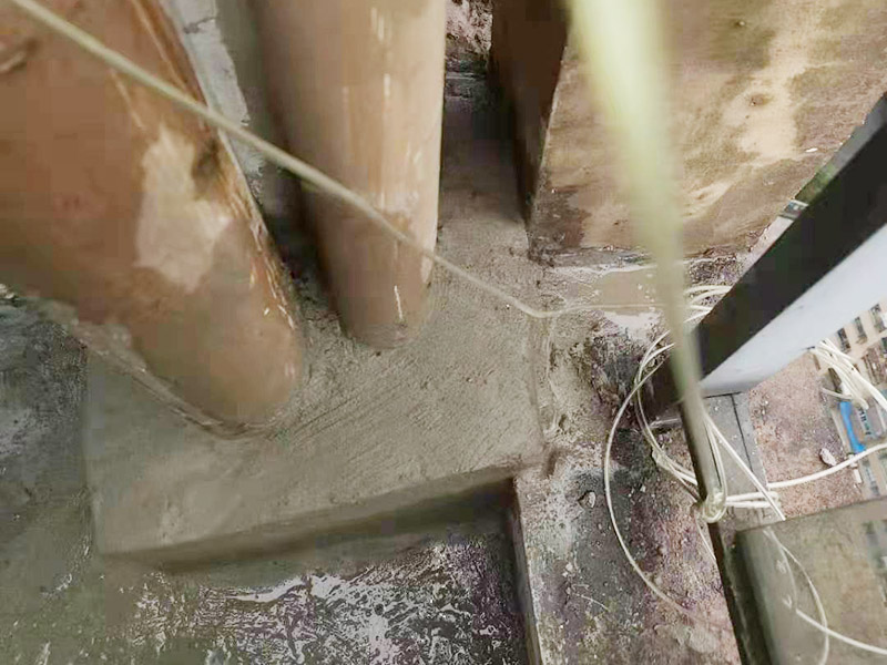 陽臺(tái)管道漏水維修：1、水管爆裂后漏水多少，一般與管內(nèi)的水壓高低有直接關(guān)系。無論水是滴漏還是噴涌而出，此時(shí)最應(yīng)做的就是立刻關(guān)閉該供水管道的閥門，并報(bào)修當(dāng)?shù)氐奈飿I(yè)部門。 2、用修補(bǔ)水管的專用膠布捆住水管的損毀部分。 3、另外也可以用玻璃纖維膠布或環(huán)氣樹脂黏劑修補(bǔ)水管的裂縫。 4、如果水管爆裂情況嚴(yán)重，可以用毛巾包裹住水管的破裂部分，這樣既可以阻止水流四處噴射，也可以將水流引入放置好的水桶中，以免造成巨大浪費(fèi)。同時(shí)關(guān)閉住戶內(nèi)總水管的閥門，完全截留屋內(nèi)的自來水供應(yīng)。 5、如果水管爆裂的原因是管道過于陳舊，應(yīng)及時(shí)找水管工人進(jìn)行檢查和修理。 你要先保證陽臺(tái)窗邊和周邊墻面需打膠的地方?jīng)]有一些雜物,這樣才能用結(jié)構(gòu)膠封堵縫隙,用膠嘴的斜面打出膠的弧狀面,以達(dá)到不存水和密封的效果。建議用剛性防水材料來處理,這樣既能防水,還能再上面走動(dòng);也可以考慮用玻璃膠回填縫隙,然后在上面用水泥鋪上,壓實(shí)后,刷上原來的漆,這樣是比較簡(jiǎn)單的,防滲水用到的材料一定防水性比較強(qiáng)的。