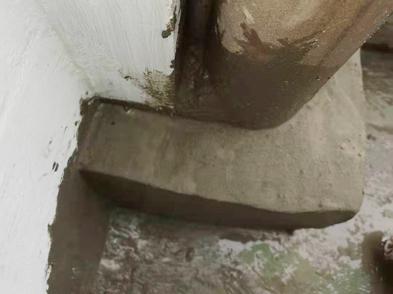 陽臺(tái)管道漏水維修：1、水管爆裂后漏水多少，一般與管內(nèi)的水壓高低有直接關(guān)系。無論水是滴漏還是噴涌而出，此時(shí)最應(yīng)做的就是立刻關(guān)閉該供水管道的閥門，并報(bào)修當(dāng)?shù)氐奈飿I(yè)部門。 2、用修補(bǔ)水管的專用膠布捆住水管的損毀部分。 3、另外也可以用玻璃纖維膠布或環(huán)氣樹脂黏劑修補(bǔ)水管的裂縫。 4、如果水管爆裂情況嚴(yán)重，可以用毛巾包裹住水管的破裂部分，這樣既可以阻止水流四處噴射，也可以將水流引入放置好的水桶中，以免造成巨大浪費(fèi)。同時(shí)關(guān)閉住戶內(nèi)總水管的閥門，完全截留屋內(nèi)的自來水供應(yīng)。 5、如果水管爆裂的原因是管道過于陳舊，應(yīng)及時(shí)找水管工人進(jìn)行檢查和修理。 你要先保證陽臺(tái)窗邊和周邊墻面需打膠的地方?jīng)]有一些雜物,這樣才能用結(jié)構(gòu)膠封堵縫隙,用膠嘴的斜面打出膠的弧狀面,以達(dá)到不存水和密封的效果。建議用剛性防水材料來處理,這樣既能防水,還能再上面走動(dòng);也可以考慮用玻璃膠回填縫隙,然后在上面用水泥鋪上,壓實(shí)后,刷上原來的漆,這樣是比較簡(jiǎn)單的,防滲水用到的材料一定防水性比較強(qiáng)的。