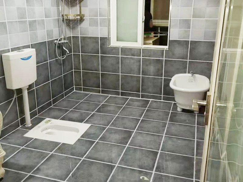 衛(wèi)生間裝修改造：因?yàn)槭嵌窝b修，所以在裝修前，首先需要的就是敲掉之前裝修的地瓷磚，才可以使用自己選購(gòu)好的地瓷磚進(jìn)行鋪貼，在這里需要提醒的是，在敲碎原有的瓷磚時(shí)，一定要多加注意，不要敲到下水道水管了，衛(wèi)生間的下水道通常都是有多個(gè)的，一不小心就很容易被敲打到。還要特點(diǎn)注意的是，一定要避免碎掉的瓷磚進(jìn)入下水道內(nèi)，不然就會(huì)擁堵，這是很難解決的一件大難題哦。