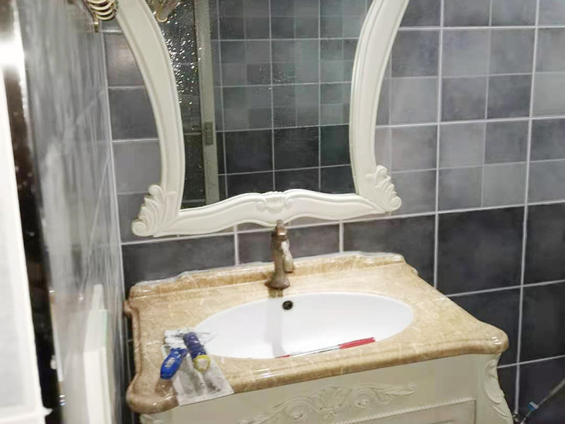 衛(wèi)生間裝修改造：因?yàn)槭嵌窝b修，所以在裝修前，首先需要的就是敲掉之前裝修的地瓷磚，才可以使用自己選購(gòu)好的地瓷磚進(jìn)行鋪貼，在這里需要提醒的是，在敲碎原有的瓷磚時(shí)，一定要多加注意，不要敲到下水道水管了，衛(wèi)生間的下水道通常都是有多個(gè)的，一不小心就很容易被敲打到。還要特點(diǎn)注意的是，一定要避免碎掉的瓷磚進(jìn)入下水道內(nèi)，不然就會(huì)擁堵，這是很難解決的一件大難題哦。