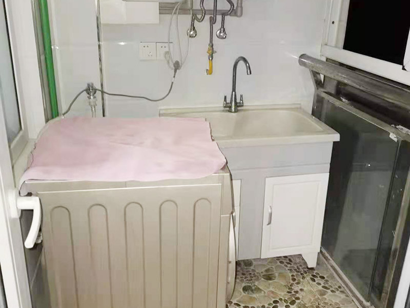 衛(wèi)生間裝修改造：因?yàn)槭嵌窝b修，所以在裝修前，首先需要的就是敲掉之前裝修的地瓷磚，才可以使用自己選購(gòu)好的地瓷磚進(jìn)行鋪貼，在這里需要提醒的是，在敲碎原有的瓷磚時(shí)，一定要多加注意，不要敲到下水道水管了，衛(wèi)生間的下水道通常都是有多個(gè)的，一不小心就很容易被敲打到。還要特點(diǎn)注意的是，一定要避免碎掉的瓷磚進(jìn)入下水道內(nèi)，不然就會(huì)擁堵，這是很難解決的一件大難題哦。