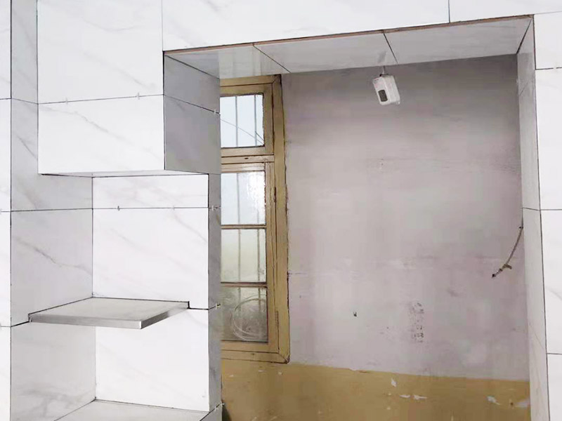 廚衛(wèi)瓷磚鋪貼案例：衛(wèi)生間、廚房的瓷磚鋪貼與客廳一樣，檢查是否平整，敲擊有無空鼓，縫隙不大且平均整齊，特別是四塊磚的角在一起的地方是否平整。 陽角處一定要碰角（各45度合在一起呈90度）鋪裝。 要注意的是廚衛(wèi)地磚要有往地漏傾斜的坡度，檢查水能不能往哪里流動。而且地磚要低于相連的其他地面。