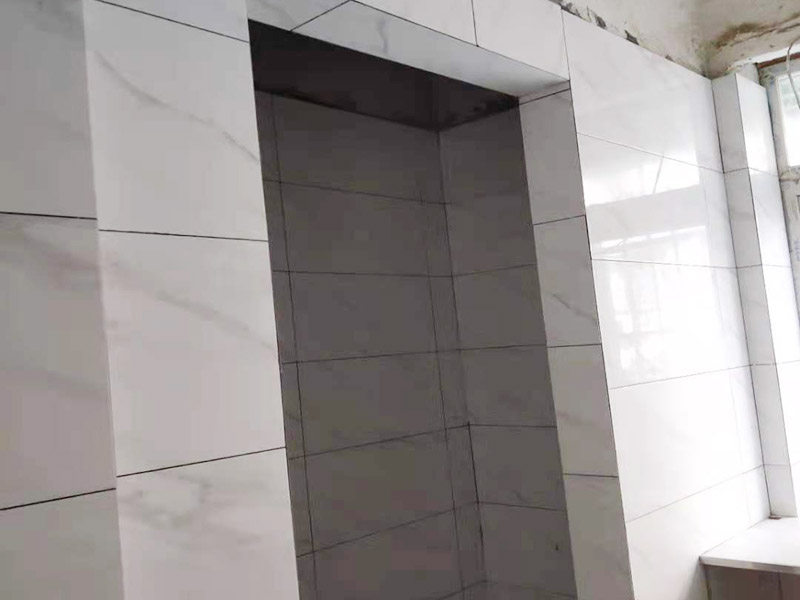 廚衛(wèi)瓷磚鋪貼案例：衛(wèi)生間、廚房的瓷磚鋪貼與客廳一樣，檢查是否平整，敲擊有無空鼓，縫隙不大且平均整齊，特別是四塊磚的角在一起的地方是否平整。 陽角處一定要碰角（各45度合在一起呈90度）鋪裝。 要注意的是廚衛(wèi)地磚要有往地漏傾斜的坡度，檢查水能不能往哪里流動。而且地磚要低于相連的其他地面。