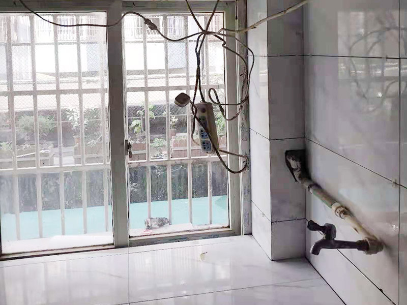 廚衛(wèi)瓷磚鋪貼案例：衛(wèi)生間、廚房的瓷磚鋪貼與客廳一樣，檢查是否平整，敲擊有無空鼓，縫隙不大且平均整齊，特別是四塊磚的角在一起的地方是否平整。 陽角處一定要碰角（各45度合在一起呈90度）鋪裝。 要注意的是廚衛(wèi)地磚要有往地漏傾斜的坡度，檢查水能不能往哪里流動。而且地磚要低于相連的其他地面。