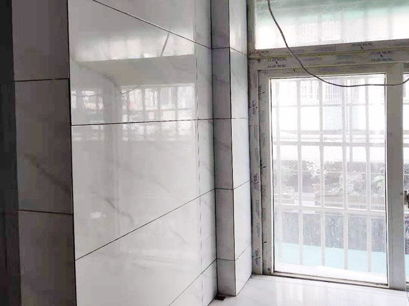 廚衛(wèi)瓷磚鋪貼案例：衛(wèi)生間、廚房的瓷磚鋪貼與客廳一樣，檢查是否平整，敲擊有無空鼓，縫隙不大且平均整齊，特別是四塊磚的角在一起的地方是否平整。 陽角處一定要碰角（各45度合在一起呈90度）鋪裝。 要注意的是廚衛(wèi)地磚要有往地漏傾斜的坡度，檢查水能不能往哪里流動。而且地磚要低于相連的其他地面。