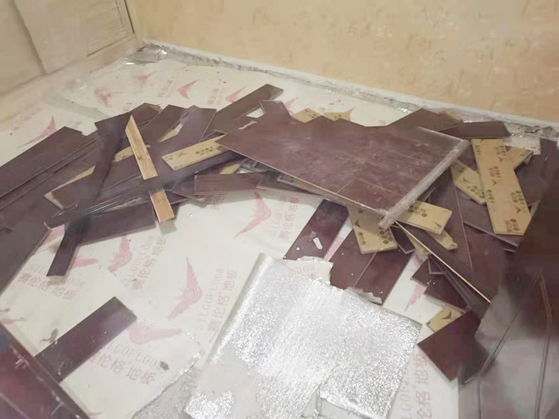 地板拆除施工：再把房間的物品都搬到另一房間去放著，把整個房間騰出來，這樣也更好的尋找木地板的縫隙源頭，沒有東西擋著，空曠也利用木地板的拆除。拆除的工作要先從踢腳線開始，就算是發(fā)現(xiàn)木地板中間有縫隙，或者有損壞的地方，感覺可以下手拆除，實際操作時，還是從踢腳線要好拆些。踢腳線一般分為兩種，若是很幸運碰上了卡子固定的踢腳線，那就容易多了。直接用工具把卡子撬松，卡子脫落后，就可以沿著踢腳線開始拆了。若是碰上的是打了膠的踢腳線，那么就有點難度。先用刀片把膠水刮掉，但是這樣容易傷到地板。