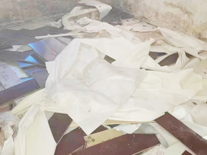 地板拆除施工：再把房間的物品都搬到另一房間去放著，把整個房間騰出來，這樣也更好的尋找木地板的縫隙源頭，沒有東西擋著，空曠也利用木地板的拆除。拆除的工作要先從踢腳線開始，就算是發(fā)現(xiàn)木地板中間有縫隙，或者有損壞的地方，感覺可以下手拆除，實際操作時，還是從踢腳線要好拆些。踢腳線一般分為兩種，若是很幸運碰上了卡子固定的踢腳線，那就容易多了。直接用工具把卡子撬松，卡子脫落后，就可以沿著踢腳線開始拆了。若是碰上的是打了膠的踢腳線，那么就有點難度。先用刀片把膠水刮掉，但是這樣容易傷到地板。