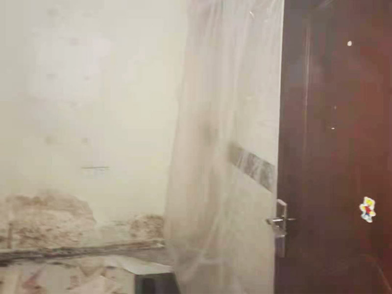 地板拆除施工：再把房間的物品都搬到另一房間去放著，把整個房間騰出來，這樣也更好的尋找木地板的縫隙源頭，沒有東西擋著，空曠也利用木地板的拆除。拆除的工作要先從踢腳線開始，就算是發(fā)現(xiàn)木地板中間有縫隙，或者有損壞的地方，感覺可以下手拆除，實際操作時，還是從踢腳線要好拆些。踢腳線一般分為兩種，若是很幸運碰上了卡子固定的踢腳線，那就容易多了。直接用工具把卡子撬松，卡子脫落后，就可以沿著踢腳線開始拆了。若是碰上的是打了膠的踢腳線，那么就有點難度。先用刀片把膠水刮掉，但是這樣容易傷到地板。