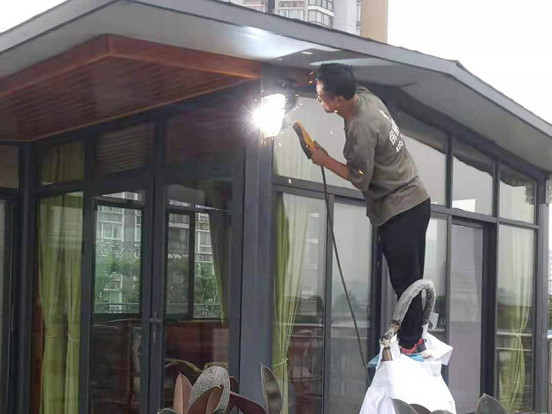 露臺雨棚安裝：在門楣上定位劃水平線，把塑料支架的固定孔距畫下來沖擊鉆打孔，要比膨脹螺絲深一些。   最好兩個人配合安裝，一個人托舉著，一個人安放膨脹螺絲，有4個，扳手?jǐn)Q緊。   接下來的就比較好安裝了.將組合好的雨棚耐力板插入剛才安裝好的雨棚中【支架的卡槽中】，螺絲固定。   全部安裝到位后，要到遠(yuǎn)處看看，雨棚外沿是不是處在一條直線上，如有高有低，放寬膨脹螺絲，調(diào)整一下支架，如果是墻面不平引起的，可用木片或塑料片墊一下。記得膨脹螺絲還要擰緊，不然雨棚會飛跑的。