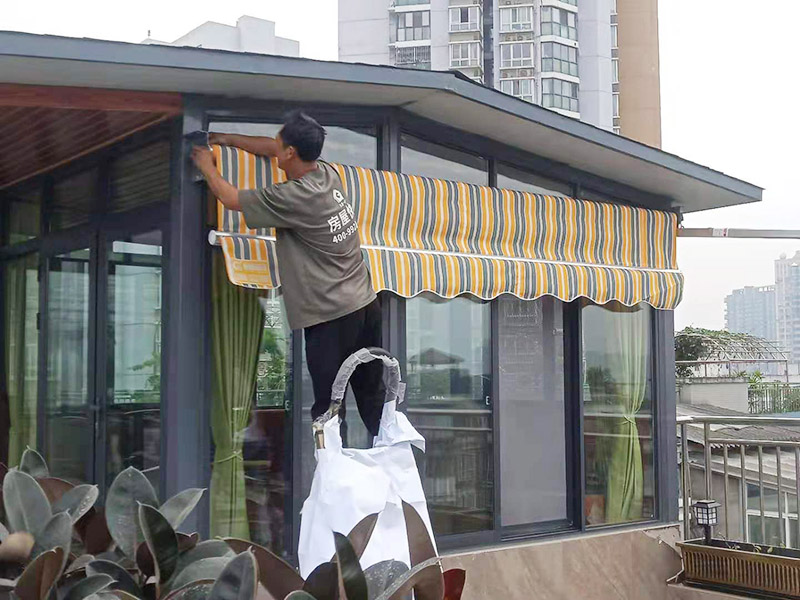 露臺雨棚安裝：在門楣上定位劃水平線，把塑料支架的固定孔距畫下來沖擊鉆打孔，要比膨脹螺絲深一些。   最好兩個人配合安裝，一個人托舉著，一個人安放膨脹螺絲，有4個，扳手?jǐn)Q緊。   接下來的就比較好安裝了.將組合好的雨棚耐力板插入剛才安裝好的雨棚中【支架的卡槽中】，螺絲固定。   全部安裝到位后，要到遠(yuǎn)處看看，雨棚外沿是不是處在一條直線上，如有高有低，放寬膨脹螺絲，調(diào)整一下支架，如果是墻面不平引起的，可用木片或塑料片墊一下。記得膨脹螺絲還要擰緊，不然雨棚會飛跑的。