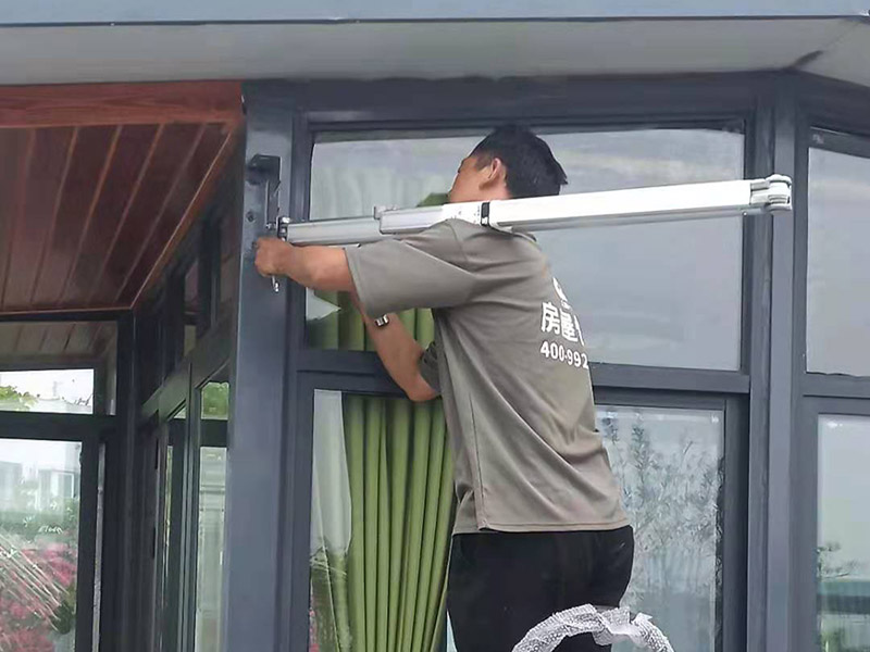 露臺雨棚安裝：在門楣上定位劃水平線，把塑料支架的固定孔距畫下來沖擊鉆打孔，要比膨脹螺絲深一些。   最好兩個人配合安裝，一個人托舉著，一個人安放膨脹螺絲，有4個，扳手?jǐn)Q緊。   接下來的就比較好安裝了.將組合好的雨棚耐力板插入剛才安裝好的雨棚中【支架的卡槽中】，螺絲固定。   全部安裝到位后，要到遠(yuǎn)處看看，雨棚外沿是不是處在一條直線上，如有高有低，放寬膨脹螺絲，調(diào)整一下支架，如果是墻面不平引起的，可用木片或塑料片墊一下。記得膨脹螺絲還要擰緊，不然雨棚會飛跑的。