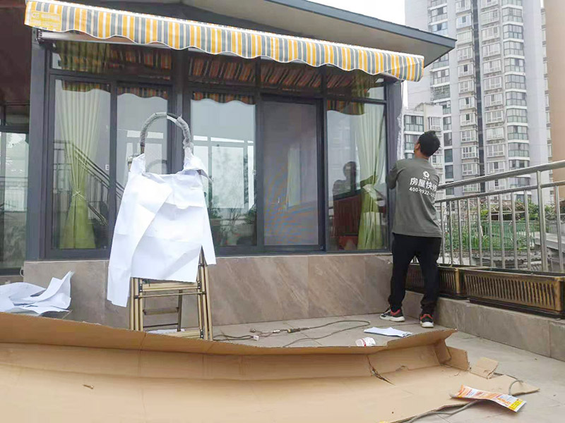 露臺雨棚安裝：在門楣上定位劃水平線，把塑料支架的固定孔距畫下來沖擊鉆打孔，要比膨脹螺絲深一些。   最好兩個人配合安裝，一個人托舉著，一個人安放膨脹螺絲，有4個，扳手?jǐn)Q緊。   接下來的就比較好安裝了.將組合好的雨棚耐力板插入剛才安裝好的雨棚中【支架的卡槽中】，螺絲固定。   全部安裝到位后，要到遠(yuǎn)處看看，雨棚外沿是不是處在一條直線上，如有高有低，放寬膨脹螺絲，調(diào)整一下支架，如果是墻面不平引起的，可用木片或塑料片墊一下。記得膨脹螺絲還要擰緊，不然雨棚會飛跑的。