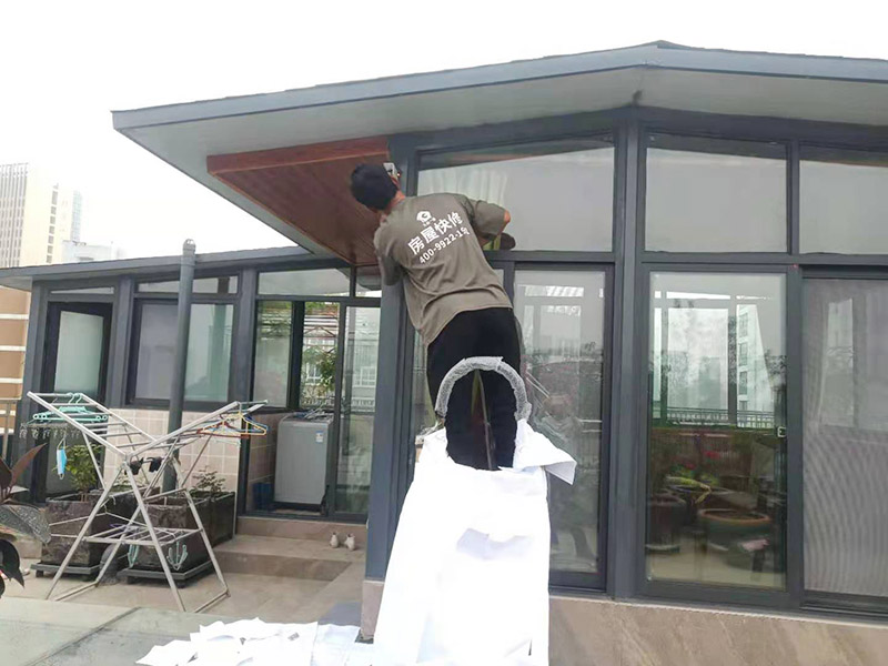 在門(mén)楣上定位劃水平線，把塑料支架的固定孔距畫(huà)下來(lái)沖擊鉆打孔，要比膨脹螺絲深一些。   最好兩個(gè)人配合安裝，一個(gè)人托舉著，一個(gè)人安放膨脹螺絲，有4個(gè)，扳手?jǐn)Q緊。   接下來(lái)的就比較好安裝了.將組合好的雨棚耐力板插入剛才安裝好的雨棚中【支架的卡槽中】，螺絲固定。   全部安裝到位后，要到遠(yuǎn)處看看，雨棚外沿是不是處在一條直線上，如有高有低，放寬膨脹螺絲，調(diào)整一下支架，如果是墻面不平引起的，可用木片或塑料片墊一下。記得膨脹螺絲還要擰緊，不然雨棚會(huì)飛跑的。