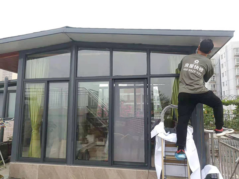 在門(mén)楣上定位劃水平線，把塑料支架的固定孔距畫(huà)下來(lái)沖擊鉆打孔，要比膨脹螺絲深一些。   最好兩個(gè)人配合安裝，一個(gè)人托舉著，一個(gè)人安放膨脹螺絲，有4個(gè)，扳手?jǐn)Q緊。   接下來(lái)的就比較好安裝了.將組合好的雨棚耐力板插入剛才安裝好的雨棚中【支架的卡槽中】，螺絲固定。   全部安裝到位后，要到遠(yuǎn)處看看，雨棚外沿是不是處在一條直線上，如有高有低，放寬膨脹螺絲，調(diào)整一下支架，如果是墻面不平引起的，可用木片或塑料片墊一下。記得膨脹螺絲還要擰緊，不然雨棚會(huì)飛跑的。