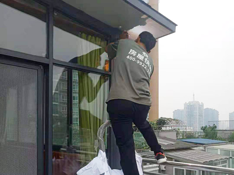 在門(mén)楣上定位劃水平線，把塑料支架的固定孔距畫(huà)下來(lái)沖擊鉆打孔，要比膨脹螺絲深一些。   最好兩個(gè)人配合安裝，一個(gè)人托舉著，一個(gè)人安放膨脹螺絲，有4個(gè)，扳手?jǐn)Q緊。   接下來(lái)的就比較好安裝了.將組合好的雨棚耐力板插入剛才安裝好的雨棚中【支架的卡槽中】，螺絲固定。   全部安裝到位后，要到遠(yuǎn)處看看，雨棚外沿是不是處在一條直線上，如有高有低，放寬膨脹螺絲，調(diào)整一下支架，如果是墻面不平引起的，可用木片或塑料片墊一下。記得膨脹螺絲還要擰緊，不然雨棚會(huì)飛跑的。