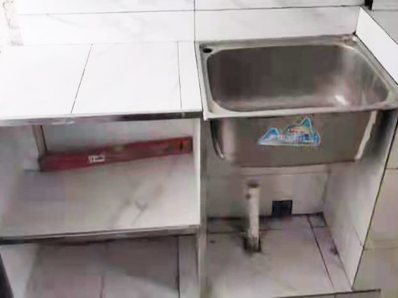 廚房磚砌櫥柜：櫥柜的水電定位時(shí)，先劃分功能區(qū)：洗菜盆區(qū)、灶臺區(qū)、切菜區(qū)、電器區(qū)，把這些區(qū)域的具體尺寸畫在墻面上，安排好進(jìn)水管、排水管和各種插座的準(zhǔn)確位置。 磚砌櫥柜制作的時(shí)候先做櫥柜的圍角，可以根據(jù)自己的喜好選擇不同顏色的瓷磚來實(shí)現(xiàn)。圍角完成以后的重要工作就是用水泥和砂漿將櫥柜的底部填實(shí)，上面鋪瓷磚。同時(shí)，瓷磚豎隔板的位置按照櫥柜圖紙進(jìn)行預(yù)留。 磚砌櫥柜制作好之后，我們可以根據(jù)自己喜歡的風(fēng)格選擇不同材質(zhì)的石材臺面和門板，完全不影響美觀，同時(shí)對于櫥柜內(nèi)部我們均采用不銹鋼條進(jìn)行收邊，既美觀又好打掃衛(wèi)生。