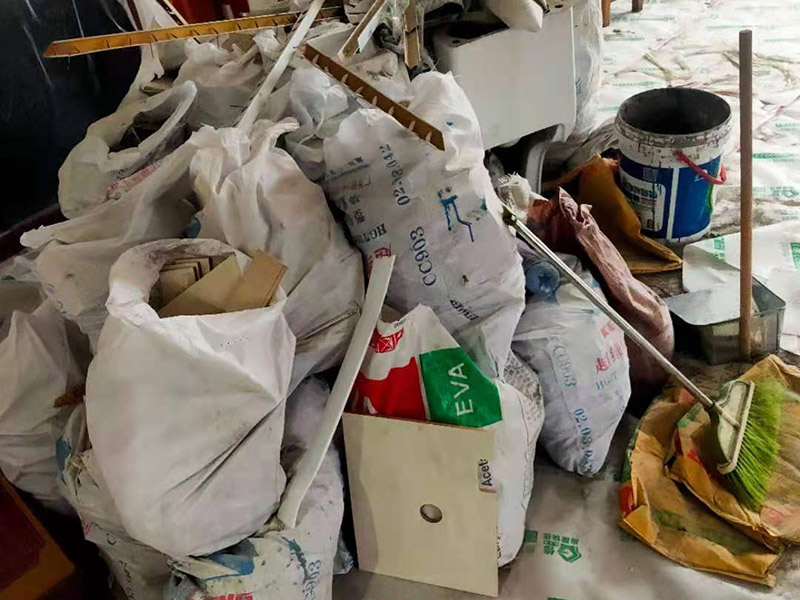 吊頂安裝施工： 首先要對屋頂露面進行詳細的檢查，如果施工質(zhì)量要求不符合要及時采取補救措施，在有就是彈線定位，標高線和龍骨分隔的確定布置位置，為了保證龍骨分格的均勻和完整性布置盡量龍骨分格，位置確定以后再將定位畫在墻上，固定吊桿使用膨脹螺釘或者射釘固定角鋼塊，伸縮式吊桿比較常用，也非常普遍，它的作用是調(diào)節(jié)和固定，最后一部就是安裝龍骨，如果安裝的吊頂面積比較大可以分批安裝，安裝時應該準確的測量好龍骨的間距。