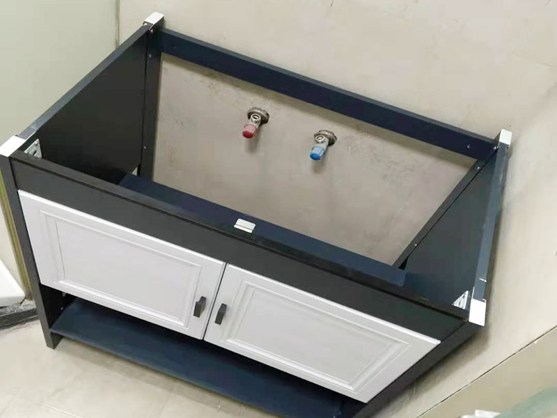 局部改造施工：掛墻式浴室柜主柜安裝方法，但是按柜子掛鐵片的孔位、孔距，量出孔在墻面上的位置。用沖擊鉆在墻面上打孔，再用已有的爆炸螺絲把柜子安裝在墻上。還有用水平尺測量柜子是否安裝水平，再把臺(tái)面盆放在柜子上面。浴室柜一般距離地面的高度是80cm-85cm，根據(jù)使用人的身高和習(xí)慣可以略做調(diào)節(jié)。 落地式浴室柜安裝方法，還有把金屬腳裝在柜體上，然后把柜子放在預(yù)設(shè)位置，調(diào)整金屬腳使柜子平穩(wěn)，再把臺(tái)面盆放上柜子上面。