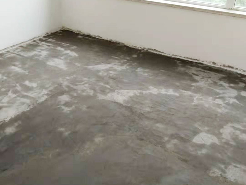 局部改造施工：掛墻式浴室柜主柜安裝方法，但是按柜子掛鐵片的孔位、孔距，量出孔在墻面上的位置。用沖擊鉆在墻面上打孔，再用已有的爆炸螺絲把柜子安裝在墻上。還有用水平尺測量柜子是否安裝水平，再把臺(tái)面盆放在柜子上面。浴室柜一般距離地面的高度是80cm-85cm，根據(jù)使用人的身高和習(xí)慣可以略做調(diào)節(jié)。 落地式浴室柜安裝方法，還有把金屬腳裝在柜體上，然后把柜子放在預(yù)設(shè)位置，調(diào)整金屬腳使柜子平穩(wěn)，再把臺(tái)面盆放上柜子上面。