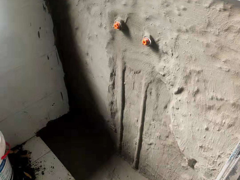 水管漏水維修瓷磚修復(fù)：首先要查清楚漏水點(diǎn)，根據(jù)漏水情況對(duì)癥下藥。 如果是上下水管的問題。而且水管是在地下，就需要考慮刨瓷磚，但并非必須重新裝修衛(wèi)生間。比如如果是進(jìn)水管漏水，可改明管，不用漏水的水管。如果是下水管漏水，也是要找到漏水的具體位置，根據(jù)情況來(lái)確定是部分刨磚來(lái)解決，也是沒有必要全部刨。