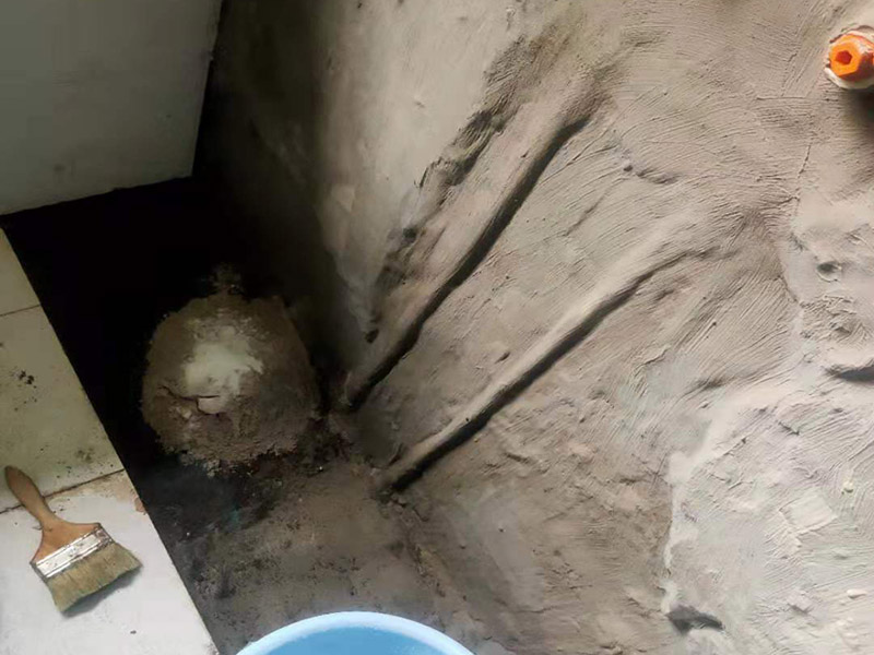 水管漏水維修瓷磚修復(fù)：首先要查清楚漏水點(diǎn)，根據(jù)漏水情況對(duì)癥下藥。 如果是上下水管的問題。而且水管是在地下，就需要考慮刨瓷磚，但并非必須重新裝修衛(wèi)生間。比如如果是進(jìn)水管漏水，可改明管，不用漏水的水管。如果是下水管漏水，也是要找到漏水的具體位置，根據(jù)情況來(lái)確定是部分刨磚來(lái)解決，也是沒有必要全部刨。