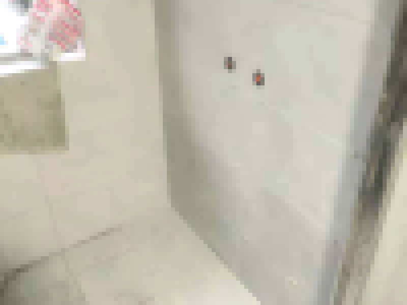 水管漏水維修瓷磚修復(fù)：首先要查清楚漏水點(diǎn)，根據(jù)漏水情況對(duì)癥下藥。 如果是上下水管的問題。而且水管是在地下，就需要考慮刨瓷磚，但并非必須重新裝修衛(wèi)生間。比如如果是進(jìn)水管漏水，可改明管，不用漏水的水管。如果是下水管漏水，也是要找到漏水的具體位置，根據(jù)情況來(lái)確定是部分刨磚來(lái)解決，也是沒有必要全部刨。