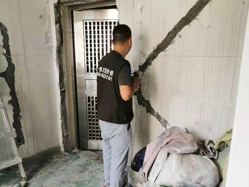 墻面電路走線改造：在家居裝修中，電路是屬于隱蔽工程，因此在電路改造過程中，一定要按照步驟來，一個(gè)步驟都不能馬虎，避免后期使用出現(xiàn)安全隱患。定位之后，師傅會(huì)按照定位和電路走向，進(jìn)行開槽布線，布線都是使用線管進(jìn)行暗埋，有PVC和冷彎管兩種，冷彎管彎曲效果很好，不會(huì)斷裂，是布線不錯(cuò)的選擇，它的轉(zhuǎn)角有一定弧度，線可以隨便更換，不需要開墻。