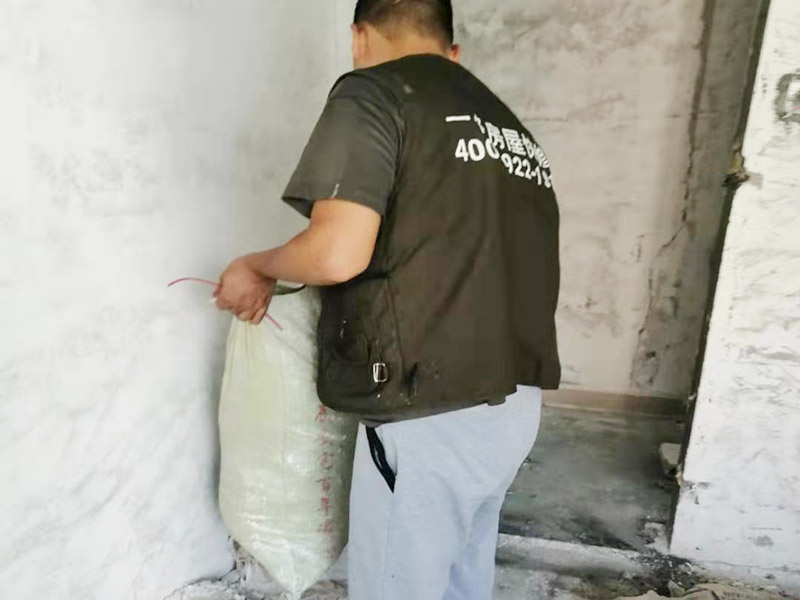 墻面電路走線改造：在家居裝修中，電路是屬于隱蔽工程，因此在電路改造過程中，一定要按照步驟來，一個(gè)步驟都不能馬虎，避免后期使用出現(xiàn)安全隱患。定位之后，師傅會(huì)按照定位和電路走向，進(jìn)行開槽布線，布線都是使用線管進(jìn)行暗埋，有PVC和冷彎管兩種，冷彎管彎曲效果很好，不會(huì)斷裂，是布線不錯(cuò)的選擇，它的轉(zhuǎn)角有一定弧度，線可以隨便更換，不需要開墻。