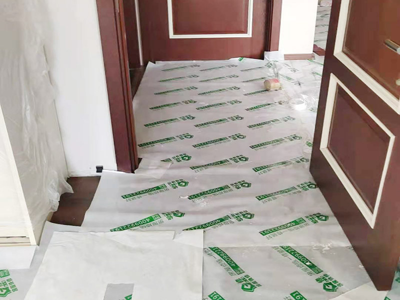 墻面修補(bǔ)成品保護(hù)：安裝完成的墻面板應(yīng)將轉(zhuǎn)角、門框及柱子等陽(yáng)角部位用柔性紙板或塑料泡沫進(jìn)行包裹，在明顯的區(qū)域內(nèi)做好成品保護(hù)標(biāo)示防止，尤其在人手所能觸及的范圍內(nèi)做好防護(hù)，防止污染和磕碰等損壞。水暖、電、通風(fēng)等工種應(yīng)在板塊墻面前施工，防止損壞面板。拆除腳手架子時(shí)嚴(yán)格按照腳手架方案進(jìn)行拆除，注意不要碰撞墻面損壞面板。