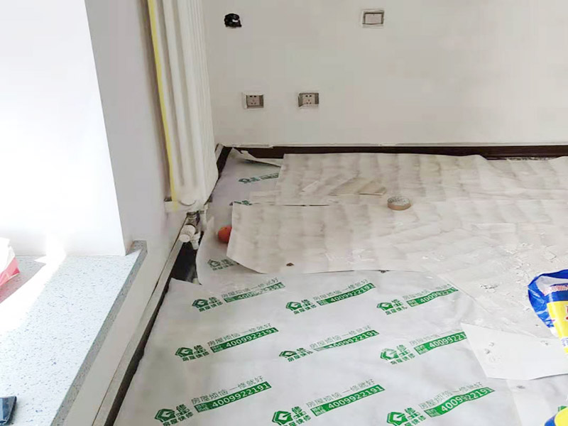 墻面修補(bǔ)成品保護(hù)：安裝完成的墻面板應(yīng)將轉(zhuǎn)角、門框及柱子等陽(yáng)角部位用柔性紙板或塑料泡沫進(jìn)行包裹，在明顯的區(qū)域內(nèi)做好成品保護(hù)標(biāo)示防止，尤其在人手所能觸及的范圍內(nèi)做好防護(hù)，防止污染和磕碰等損壞。水暖、電、通風(fēng)等工種應(yīng)在板塊墻面前施工，防止損壞面板。拆除腳手架子時(shí)嚴(yán)格按照腳手架方案進(jìn)行拆除，注意不要碰撞墻面損壞面板。