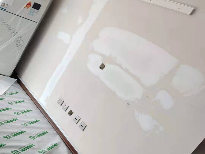 墻面修補(bǔ)成品保護(hù)：安裝完成的墻面板應(yīng)將轉(zhuǎn)角、門框及柱子等陽(yáng)角部位用柔性紙板或塑料泡沫進(jìn)行包裹，在明顯的區(qū)域內(nèi)做好成品保護(hù)標(biāo)示防止，尤其在人手所能觸及的范圍內(nèi)做好防護(hù)，防止污染和磕碰等損壞。水暖、電、通風(fēng)等工種應(yīng)在板塊墻面前施工，防止損壞面板。拆除腳手架子時(shí)嚴(yán)格按照腳手架方案進(jìn)行拆除，注意不要碰撞墻面損壞面板。