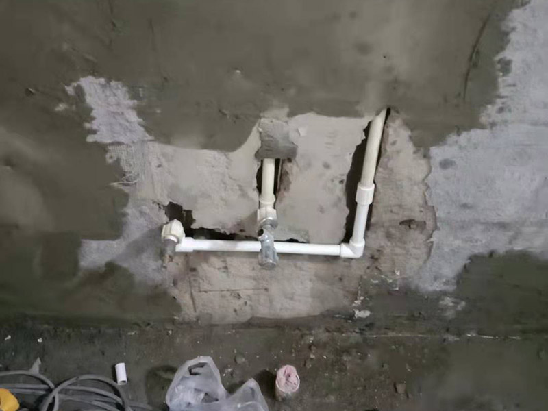 墻內(nèi)水管安裝維修：水管的鋪設方式分為明裝和暗裝，明裝是將水管管道沿著天花板下、墻上、柱上、梁下、地板旁外等地方外露敷設，其優(yōu)點就是造價會比較低，施工相對方便，維修更加簡單;缺點就是水管外表容易堆積灰塵、產(chǎn)生凝水等，影響美觀。暗裝就是將水管管道鋪設在吊頂、地面或管溝中隱蔽敷設，暗裝的優(yōu)點是鋪設完看不到水管，比較美觀;缺點就是若后期水管出現(xiàn)漏水等問題不好維修。