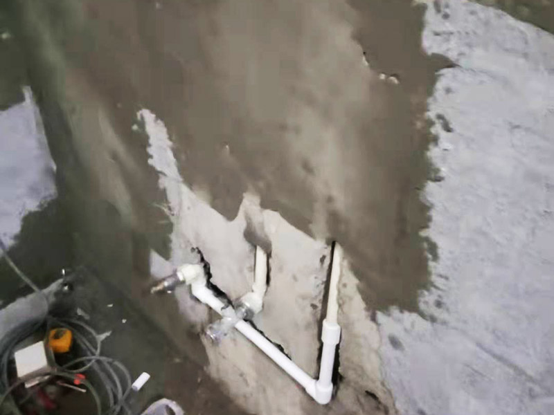 墻內(nèi)水管安裝維修：水管的鋪設方式分為明裝和暗裝，明裝是將水管管道沿著天花板下、墻上、柱上、梁下、地板旁外等地方外露敷設，其優(yōu)點就是造價會比較低，施工相對方便，維修更加簡單;缺點就是水管外表容易堆積灰塵、產(chǎn)生凝水等，影響美觀。暗裝就是將水管管道鋪設在吊頂、地面或管溝中隱蔽敷設，暗裝的優(yōu)點是鋪設完看不到水管，比較美觀;缺點就是若后期水管出現(xiàn)漏水等問題不好維修。