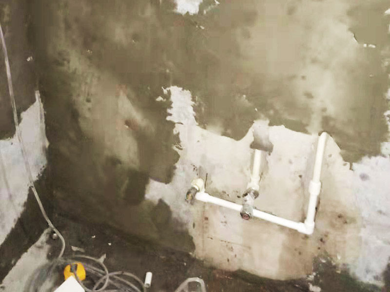 墻內(nèi)水管安裝維修：水管的鋪設方式分為明裝和暗裝，明裝是將水管管道沿著天花板下、墻上、柱上、梁下、地板旁外等地方外露敷設，其優(yōu)點就是造價會比較低，施工相對方便，維修更加簡單;缺點就是水管外表容易堆積灰塵、產(chǎn)生凝水等，影響美觀。暗裝就是將水管管道鋪設在吊頂、地面或管溝中隱蔽敷設，暗裝的優(yōu)點是鋪設完看不到水管，比較美觀;缺點就是若后期水管出現(xiàn)漏水等問題不好維修。