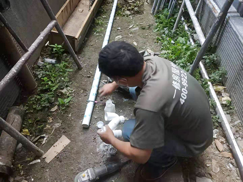 外墻水管安裝：水管承插連接分為剛性承插連接和柔性承插連接兩種。剛性承插連接是用管道插口插入管道的承口內(nèi)，對(duì)正后，先用嵌縫材料嵌縫，然后用密封材料密封，使之成為一個(gè)牢固的封閉的管道接口。柔性承插連接接頭在管道承插口的正封口上放入富有彈性的橡膠圈，然后施力將管子插端插入，形成一個(gè)能適應(yīng)一定范圍內(nèi)的位移和振動(dòng)的封閉管接頭。