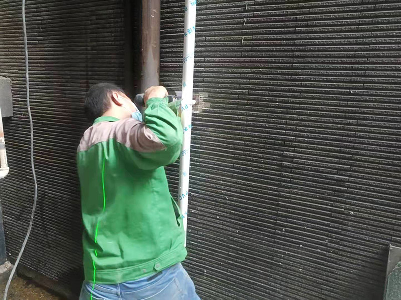 外墻水管安裝：水管承插連接分為剛性承插連接和柔性承插連接兩種。剛性承插連接是用管道插口插入管道的承口內(nèi)，對(duì)正后，先用嵌縫材料嵌縫，然后用密封材料密封，使之成為一個(gè)牢固的封閉的管道接口。柔性承插連接接頭在管道承插口的正封口上放入富有彈性的橡膠圈，然后施力將管子插端插入，形成一個(gè)能適應(yīng)一定范圍內(nèi)的位移和振動(dòng)的封閉管接頭。