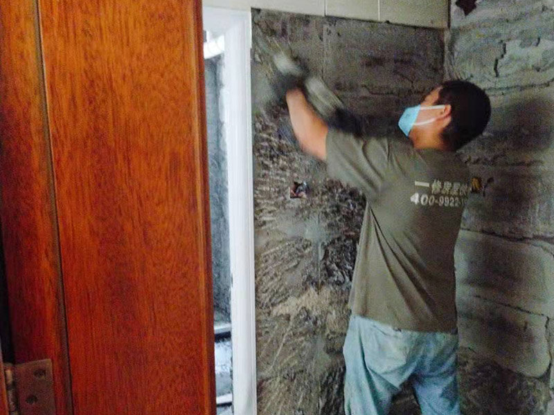 衛(wèi)生間改造維修：既然是改造，肯定是對(duì)衛(wèi)生間的格局或是衛(wèi)浴設(shè)施、地磚、墻磚等地方不滿意，但在改造之前你需要將這些不滿意的地方進(jìn)行拆除，且拆除之后的垃圾也要及時(shí)清理，避免阻礙施工進(jìn)程。將不需要或是不滿意的地方進(jìn)行拆除后，留下的成品需要進(jìn)行施工保護(hù)，防止磕碰到，還可防止被上面的重物或是棱角碰壞。改造過程中要對(duì)原有的水電路進(jìn)行徹查，看是否存在銹蝕、老化等情況，若有，則需要更換新的電路、水路，如果線路良好，且沒有多大的問題，則只需要添加刪減線路就可以了。同時(shí)在改造的時(shí)候最好能做到以后維修和保養(yǎng)都比較方便，然后將其做好隱蔽處理。