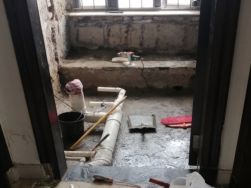 衛(wèi)生間改造維修：既然是改造，肯定是對(duì)衛(wèi)生間的格局或是衛(wèi)浴設(shè)施、地磚、墻磚等地方不滿意，但在改造之前你需要將這些不滿意的地方進(jìn)行拆除，且拆除之后的垃圾也要及時(shí)清理，避免阻礙施工進(jìn)程。將不需要或是不滿意的地方進(jìn)行拆除后，留下的成品需要進(jìn)行施工保護(hù)，防止磕碰到，還可防止被上面的重物或是棱角碰壞。改造過程中要對(duì)原有的水電路進(jìn)行徹查，看是否存在銹蝕、老化等情況，若有，則需要更換新的電路、水路，如果線路良好，且沒有多大的問題，則只需要添加刪減線路就可以了。同時(shí)在改造的時(shí)候最好能做到以后維修和保養(yǎng)都比較方便，然后將其做好隱蔽處理。