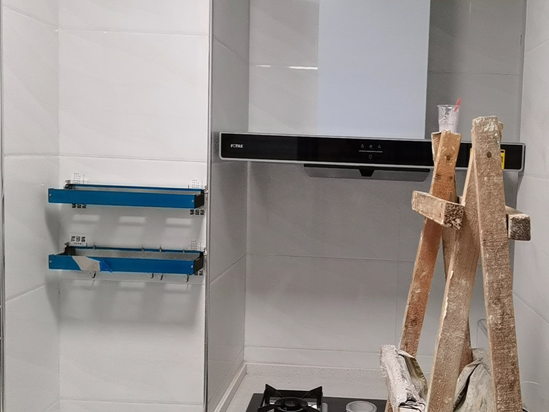 廚房掛件安裝,電視掛墻：電視機(jī)的掛架一般都是使用膨脹螺絲固定的。要安裝電視機(jī)掛架，就要有沖擊鉆來(lái)打孔的。用專業(yè)水平測(cè)量尺，在墻上畫好打孔位置，然后做好墻地面成品保護(hù)就可以打孔了，打好孔就可以安裝。