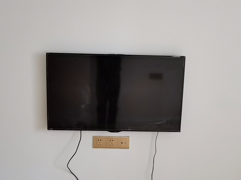 廚房掛件安裝,電視掛墻：電視機(jī)的掛架一般都是使用膨脹螺絲固定的。要安裝電視機(jī)掛架，就要有沖擊鉆來(lái)打孔的。用專業(yè)水平測(cè)量尺，在墻上畫好打孔位置，然后做好墻地面成品保護(hù)就可以打孔了，打好孔就可以安裝。