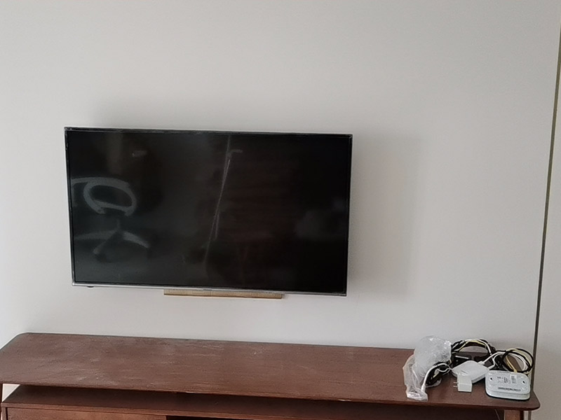 廚房掛件安裝,電視掛墻：電視機(jī)的掛架一般都是使用膨脹螺絲固定的。要安裝電視機(jī)掛架，就要有沖擊鉆來(lái)打孔的。用專業(yè)水平測(cè)量尺，在墻上畫好打孔位置，然后做好墻地面成品保護(hù)就可以打孔了，打好孔就可以安裝。