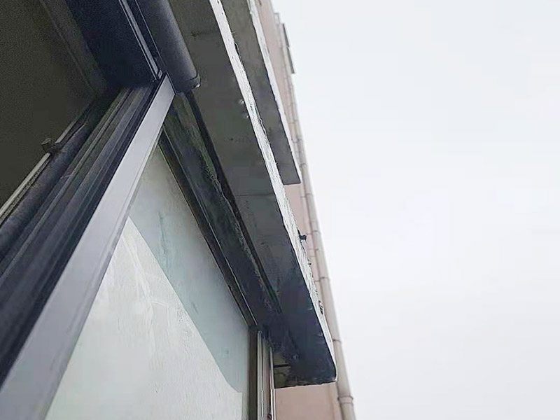 窗框接縫處打膠：窗框與墻體固定時(shí)，需要在內(nèi)外都打膠，因?yàn)椴Ａc型材間存在一定的縫隙，需要將膠打入縫隙中，為了讓兩者間的密封性能、水密性能更加好。先固定上框，后固定邊框，采用塑料膨脹螺栓固定。框與洞口之間的伸縮縫內(nèi)腔均采用閉孔泡沫塑料，發(fā)泡劑等彈性材料填塞，表面用密封膠密封。