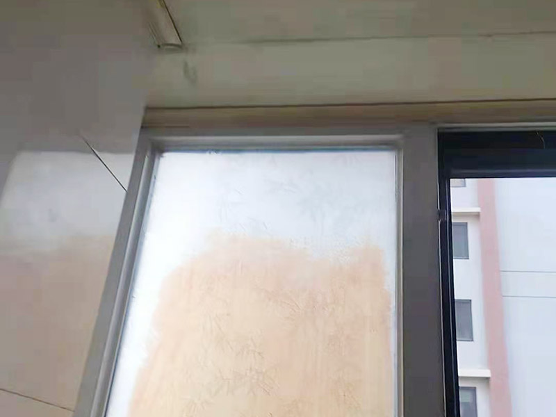 窗框接縫處打膠：窗框與墻體固定時(shí)，需要在內(nèi)外都打膠，因?yàn)椴Ａc型材間存在一定的縫隙，需要將膠打入縫隙中，為了讓兩者間的密封性能、水密性能更加好。先固定上框，后固定邊框，采用塑料膨脹螺栓固定?？蚺c洞口之間的伸縮縫內(nèi)腔均采用閉孔泡沫塑料，發(fā)泡劑等彈性材料填塞，表面用密封膠密封。